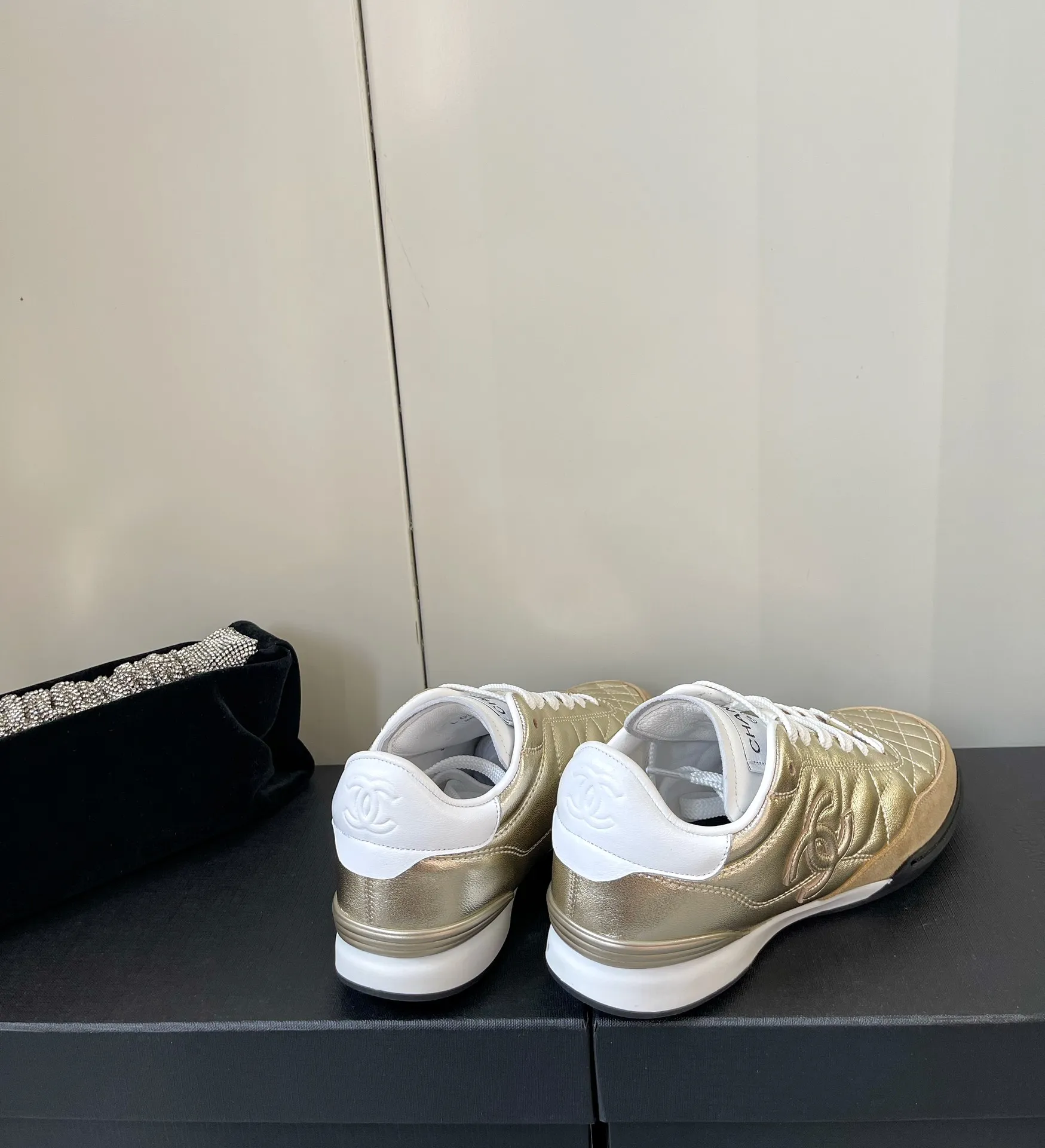 👟👟Ex-factory price 520👟👟 𝐂𝐇𝐀𝐍𝐄𝐋 Chanel's latest rhombus sports sneakers, new color white shoes ✔️ Full cowhide leather surface. The new color matching fabric adds many elements to make it look very exquisite. It will make your legs look longer when you put it on. Authentic counter replica. The upper foot can be said to be really super good! Size: 35-40 original packaging